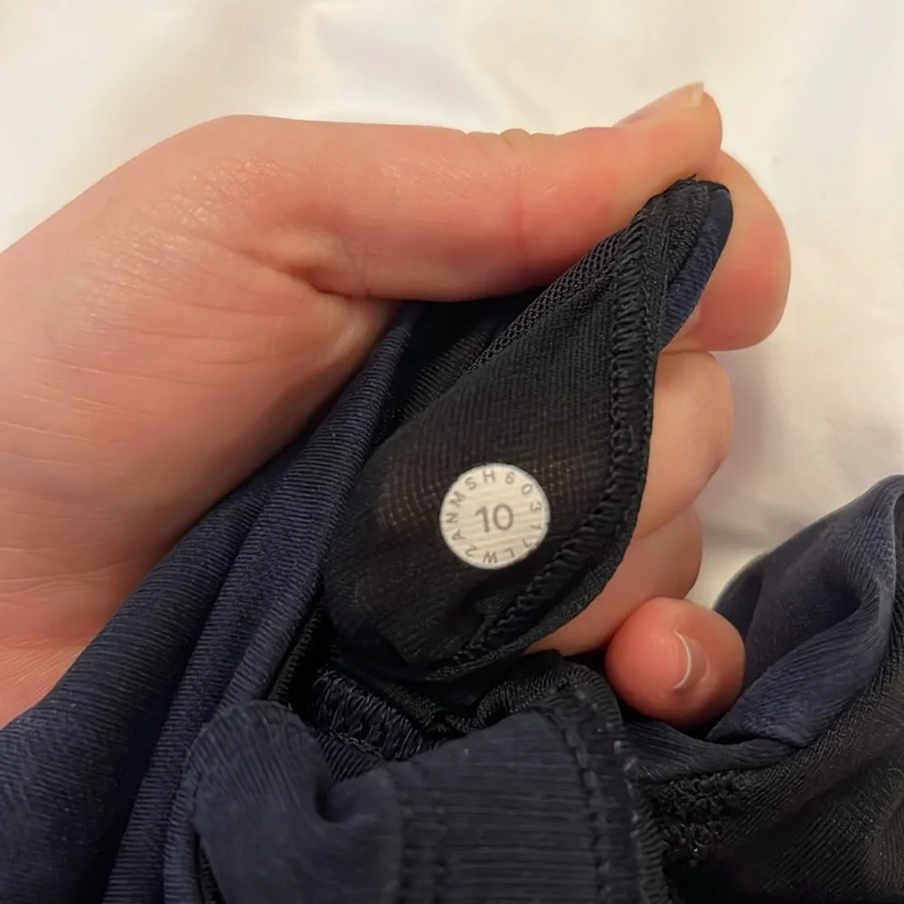 Lululemon sports bra in black/ navy camo - Picture 3 of 3